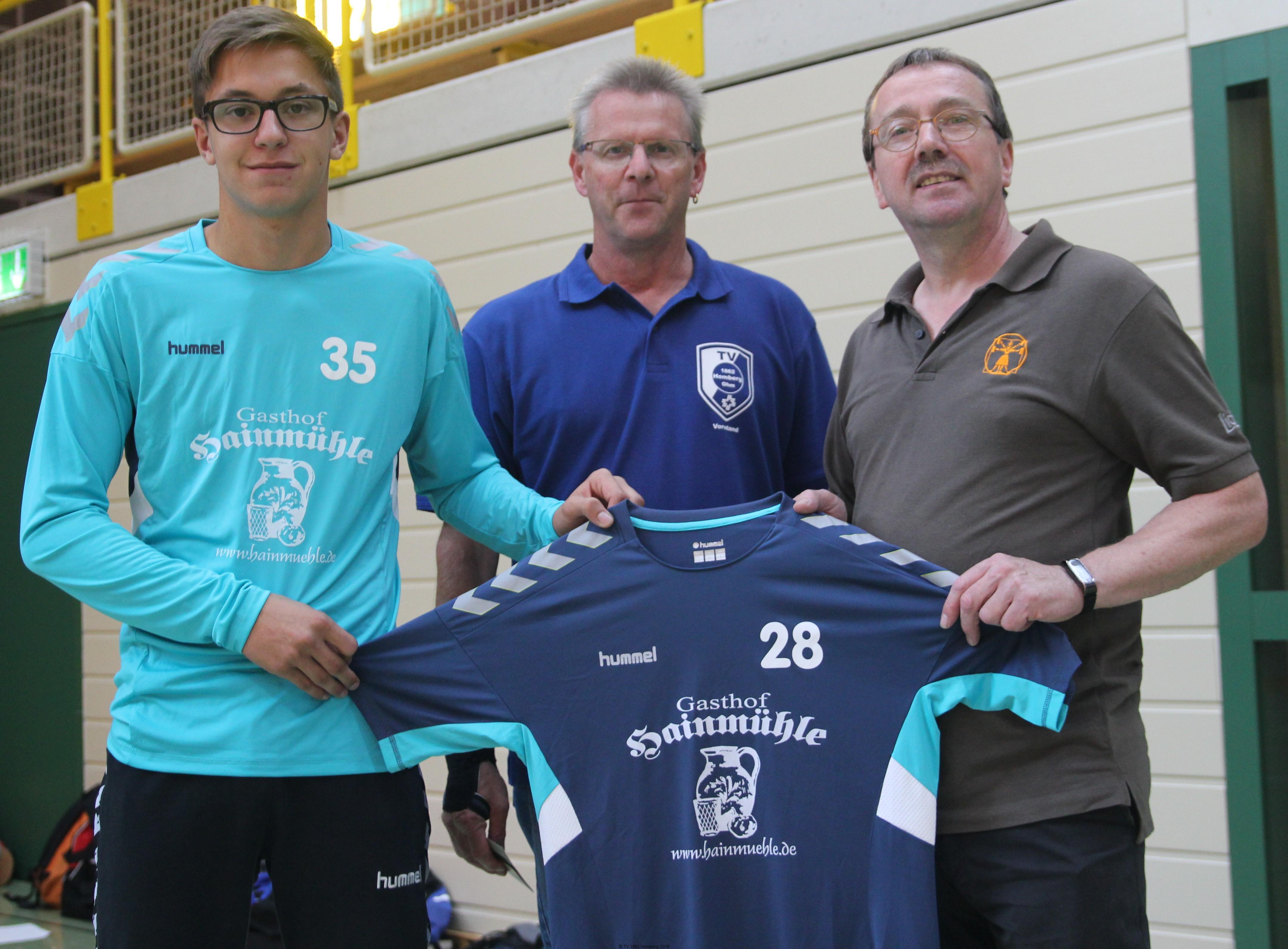 Trikotübergabe am Freundschaftsspieltag