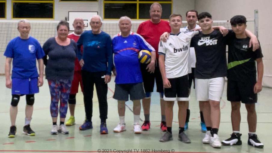 Volleyballgruppe freut sich über junge Mitspieler