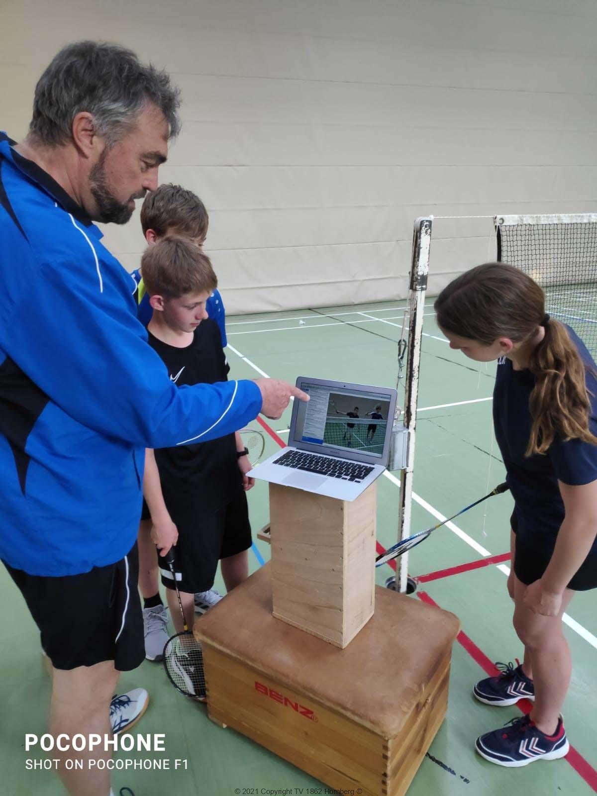 TV 1862 Homberg mit neuen Techniken beim Badminton- Jugendtraining