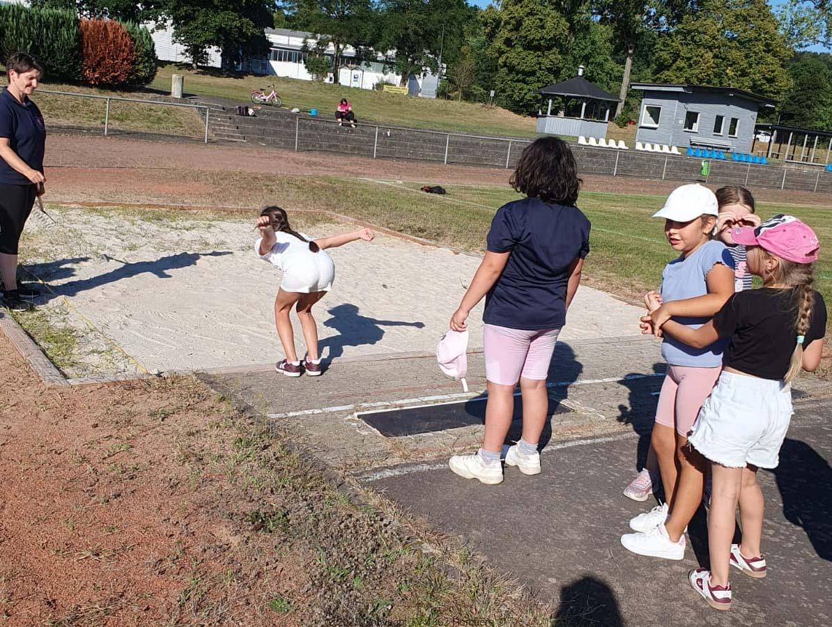 Sprunggrube auf dem Sportplatz saniert