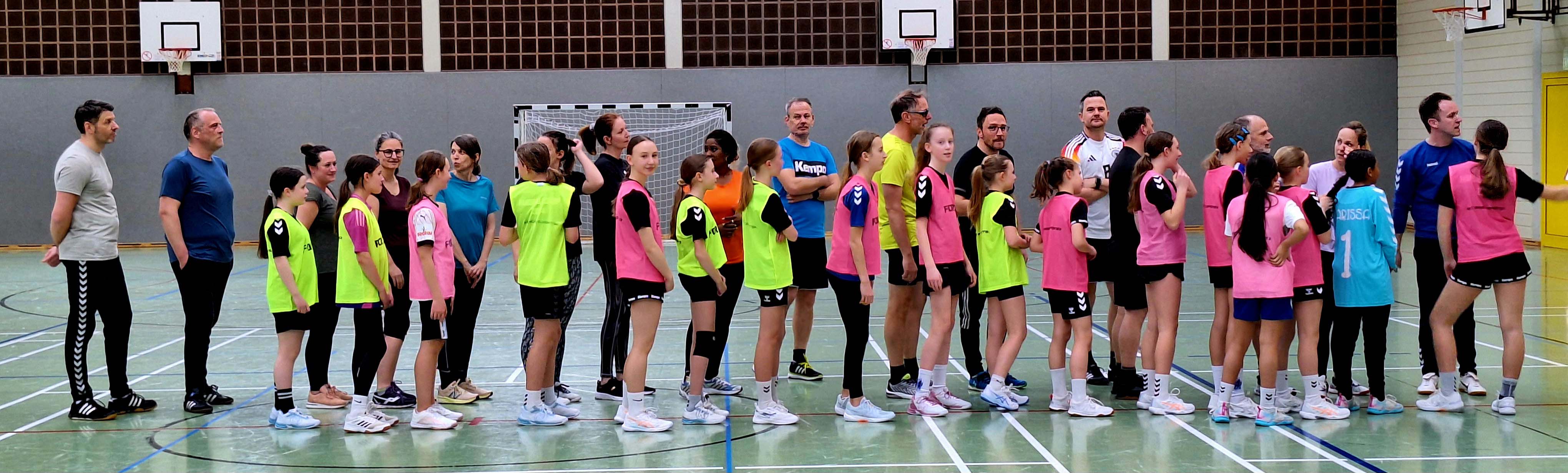 Fröhliches Abschlusstraining der Handballmädchen vom TV 1862 Homberg e.V.