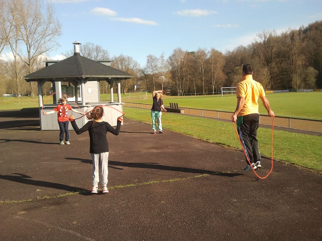 Sportabzeichen| Gross gegen Klein – spielerischer Leichtathletik-Wettkampf der Generationen beim TVH